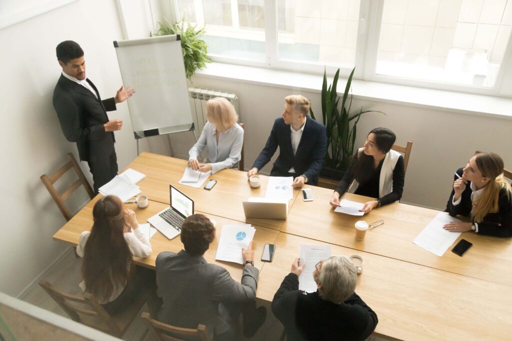 Reunión de trabajo, personas sentadas en torno a una mesa