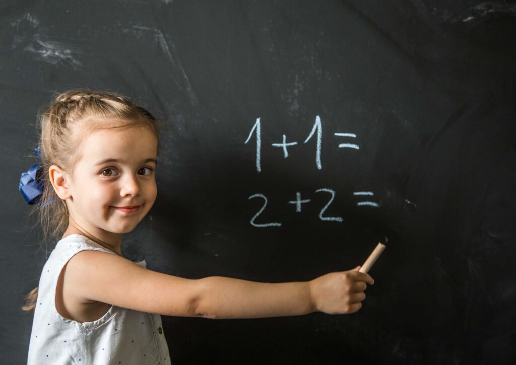 Niña sonriendo demostrando habilidad matemática